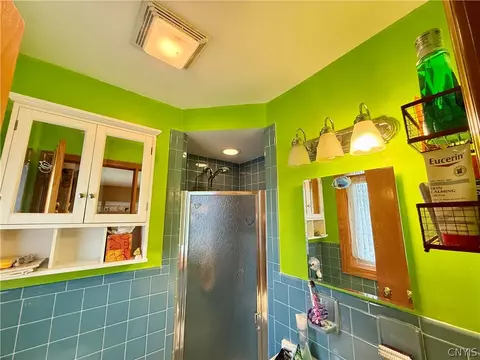 Bath - 105 Easterly Ter, Syracuse, NY 13214 photo 1 of 6