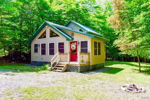 143 Pawnee Dr W, Webb, NY 13420