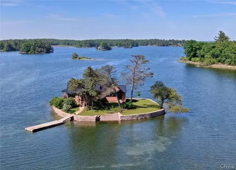 1 Honeymoon Is, Hammond, NY 13646