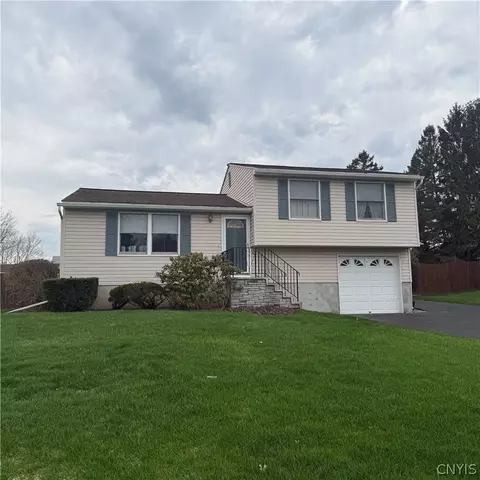 4306 Amblewood Ln, Clay, NY 13041