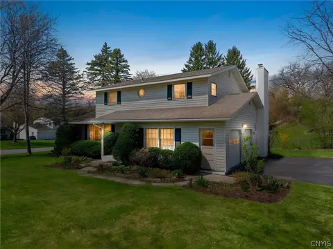 207 Thornton Cir S, Camillus, NY 13031