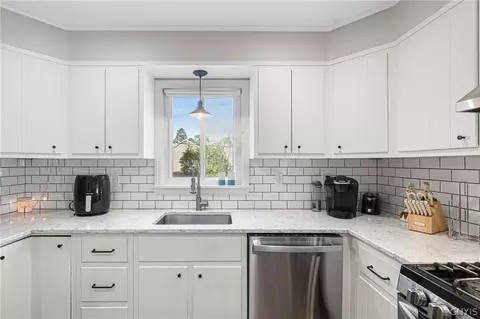 Kitchen - 103 Pelham Rd, Syracuse, NY 13214 photo 4 of 6