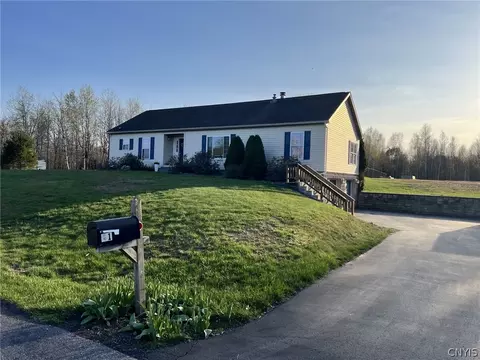 41 N New Meadows Dr, Hannibal, NY 13074