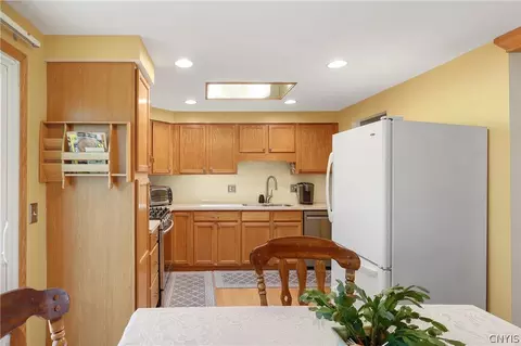 Kitchen - 7782 Patchmark Ln, Cicero, NY 13039 photo 2 of 2