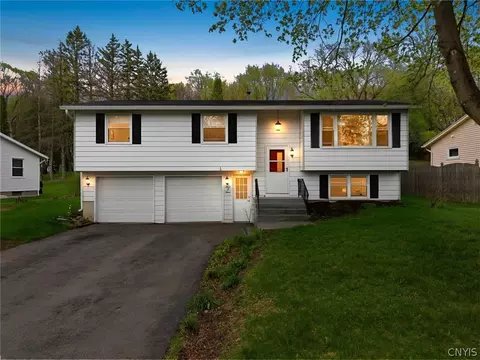 303 Crestwood Dr, Camillus, NY 13031