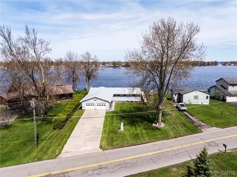 9092 Beach Rd, Brewerton, NY 13029