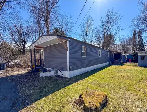 136 Concord Dr, Utica, NY 13502
