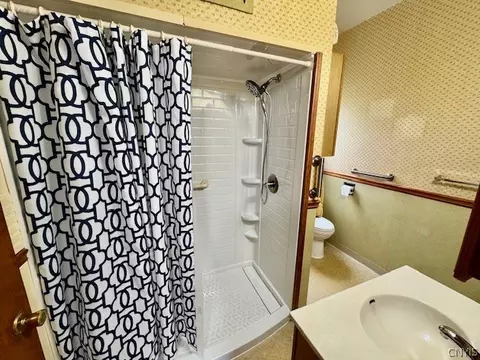 Bath - 526 Broadway, Oneida, NY 13421 photo 1 of 3