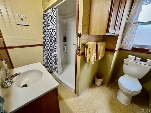 Bath - 526 Broadway, Oneida, NY 13421 photo 2 of 3