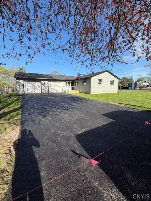 7968 Boxford Rd, Clay, NY 13041