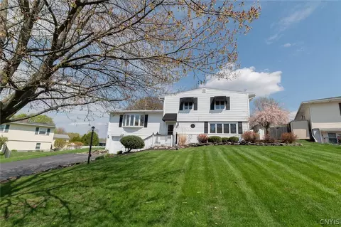 102 Seitz Dr, Camillus, NY 13031