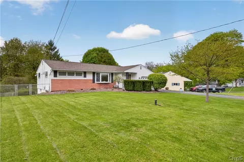 207 Dickerson Dr S, Camillus, NY 13031