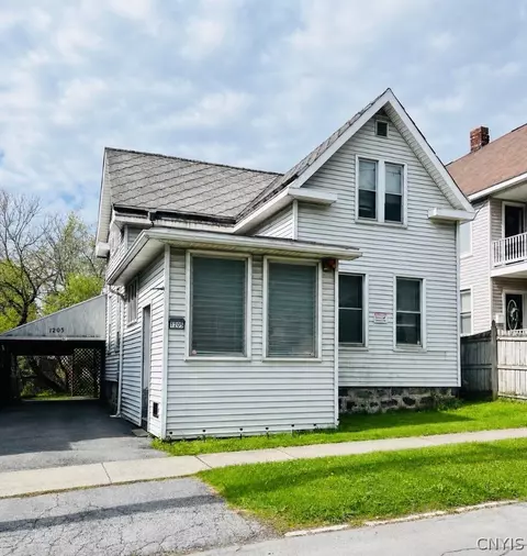 1205 Noyes St, Utica, NY 13502