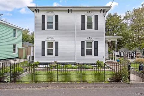 9420 1st St, Phoenix, NY 13135