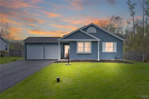 8455 Rollercoaster Dr, Cicero, NY 13039