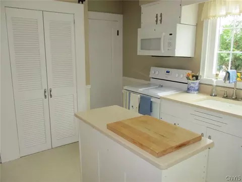 Kitchen - 460 Brattle Rd, Syracuse, NY 13203 photo 3 of 7