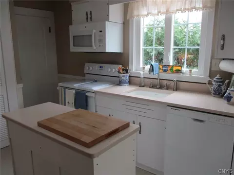 Kitchen - 460 Brattle Rd, Syracuse, NY 13203 photo 2 of 7