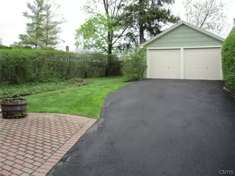 Exterior - 460 Brattle Rd, Syracuse, NY 13203 photo 5 of 7
