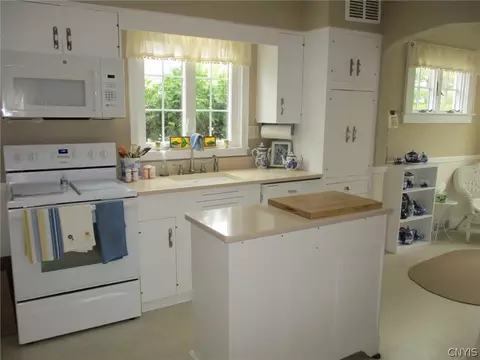 Kitchen - 460 Brattle Rd, Syracuse, NY 13203 photo 4 of 7