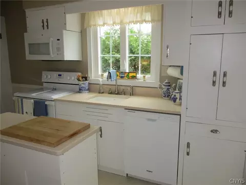 Kitchen - 460 Brattle Rd, Syracuse, NY 13203 photo 1 of 7