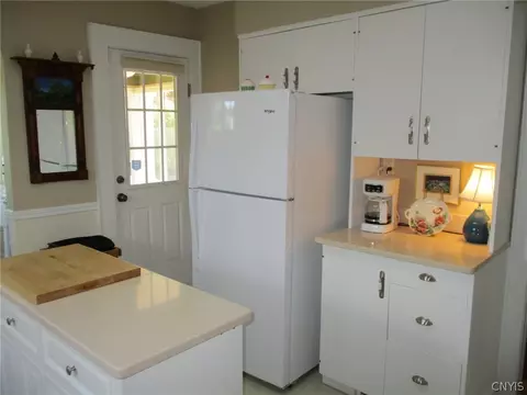 Kitchen - 460 Brattle Rd, Syracuse, NY 13203 photo 6 of 7
