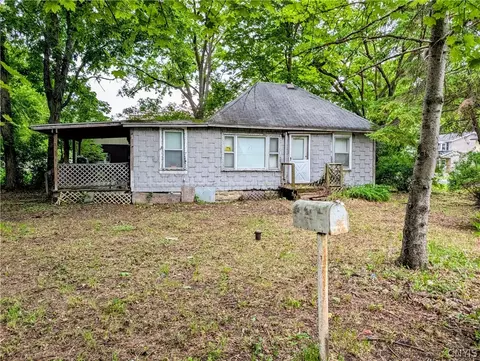 805 N Center St, East Syracuse, NY 13057