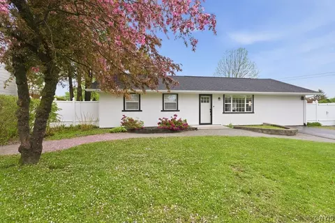 402 Idlewood Blvd, Van Buren, NY 13027