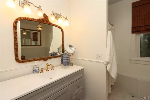 Bath - 1 Sparrow Ln, Fayetteville, NY 13066 photo 2 of 5