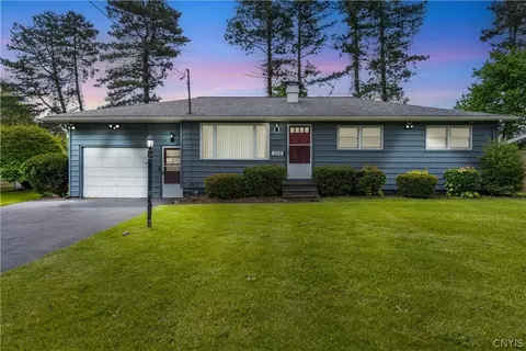 102 Sherwood Ln, Salina, NY 13212