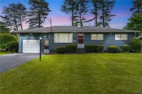 102 Sherwood Ln, Salina, NY 13212