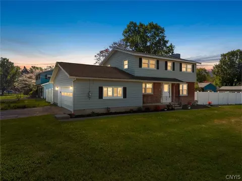 7586 Daphne Dr, Syracuse, NY 13212