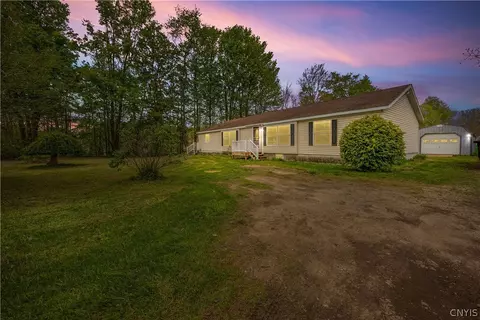 8856 Smokey Hollow Rd, Lysander, NY 13027