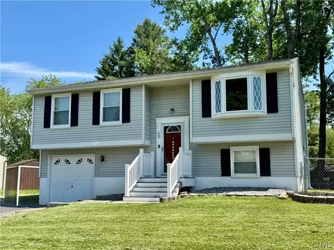 8142 Scotia Ln, Clay, NY 13090