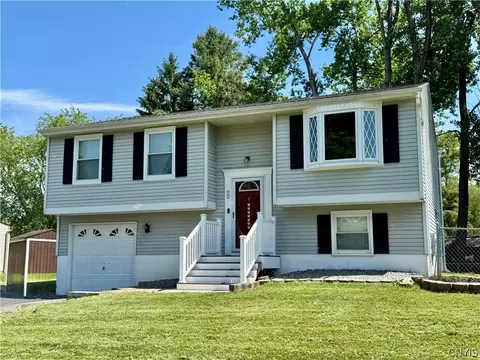 8142 Scotia Ln, Clay, NY 13090