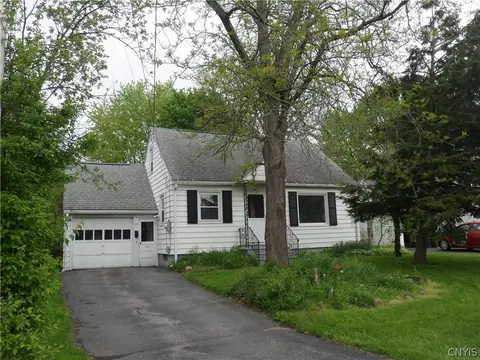 101 Chestnut Hill Dr, Salina, NY 13088