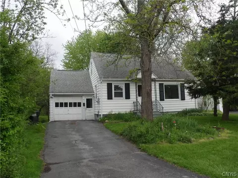 101 Chestnut Hill Dr, Salina, NY 13088