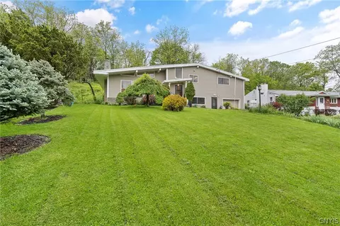 246 Waldorf Pkwy, Syracuse, NY 13224