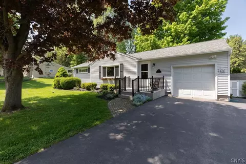 43 Richlee Dr, Camillus, NY 13031