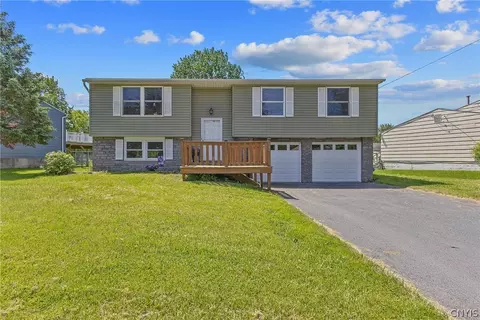 8256 Elaine Cir, Liverpool, NY 13090
