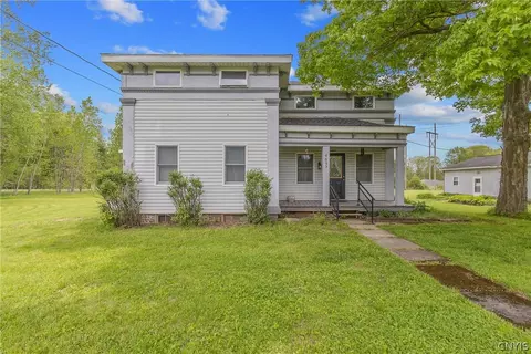 4697 Grange Rd, Clay, NY 13041