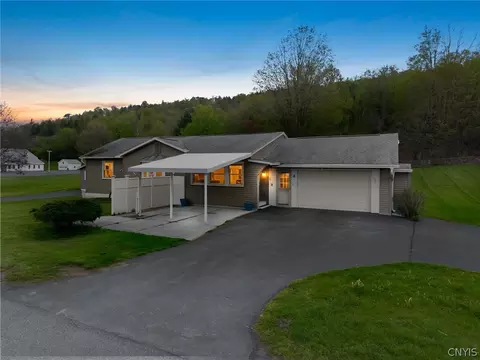 92 Cedar St, Morrisville, NY 13408