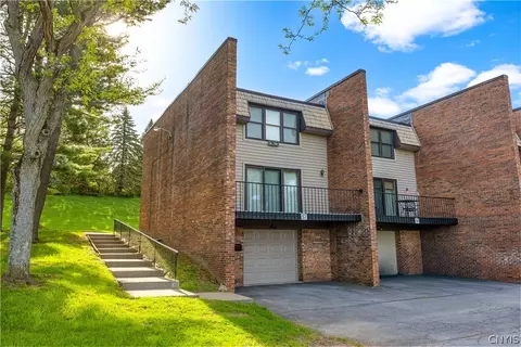 57 Chestnut Hls, New Hartford, NY 13413