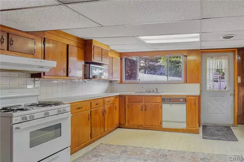 Kitchen - 7 Devon Pl, Camillus, NY 13031 photo 7 of 7