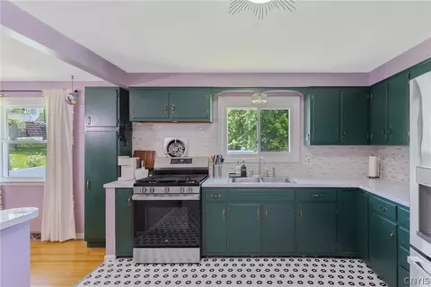 Kitchen - 7 Devon Pl, Camillus, NY 13031 photo 3 of 7