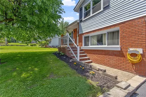 Exterior - 7 Devon Pl, Camillus, NY 13031 photo 2 of 7