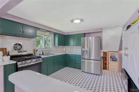 Kitchen - 7 Devon Pl, Camillus, NY 13031 photo 2 of 7