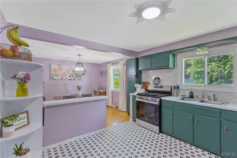 Kitchen - 7 Devon Pl, Camillus, NY 13031 photo 4 of 7
