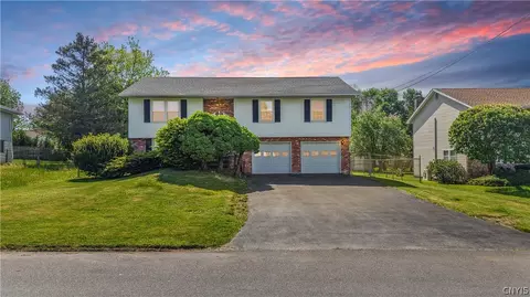 514 Woodburne Dr, Utica, NY 13502
