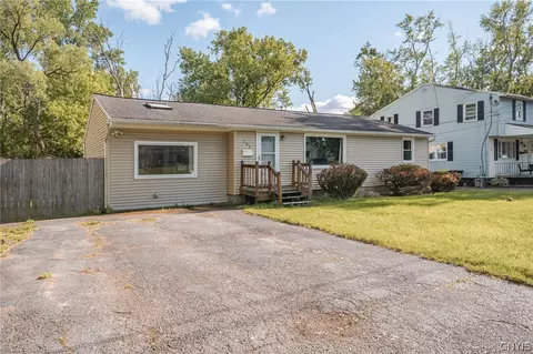 105 Ashford Ct, Salina, NY 13211