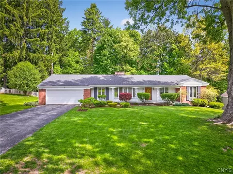 18 Woodberry Rd, New Hartford, NY 13413